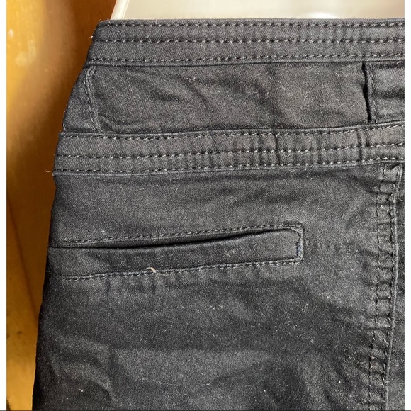 2 Button Shorts - Picture 3 of 6